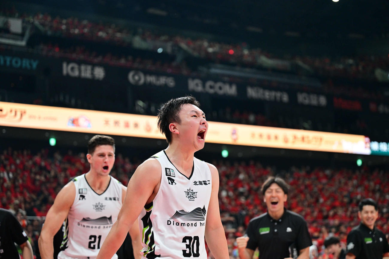 第4Q、雄叫びを上げるレバンガ北海道の富永　（C）B．LEAGUE