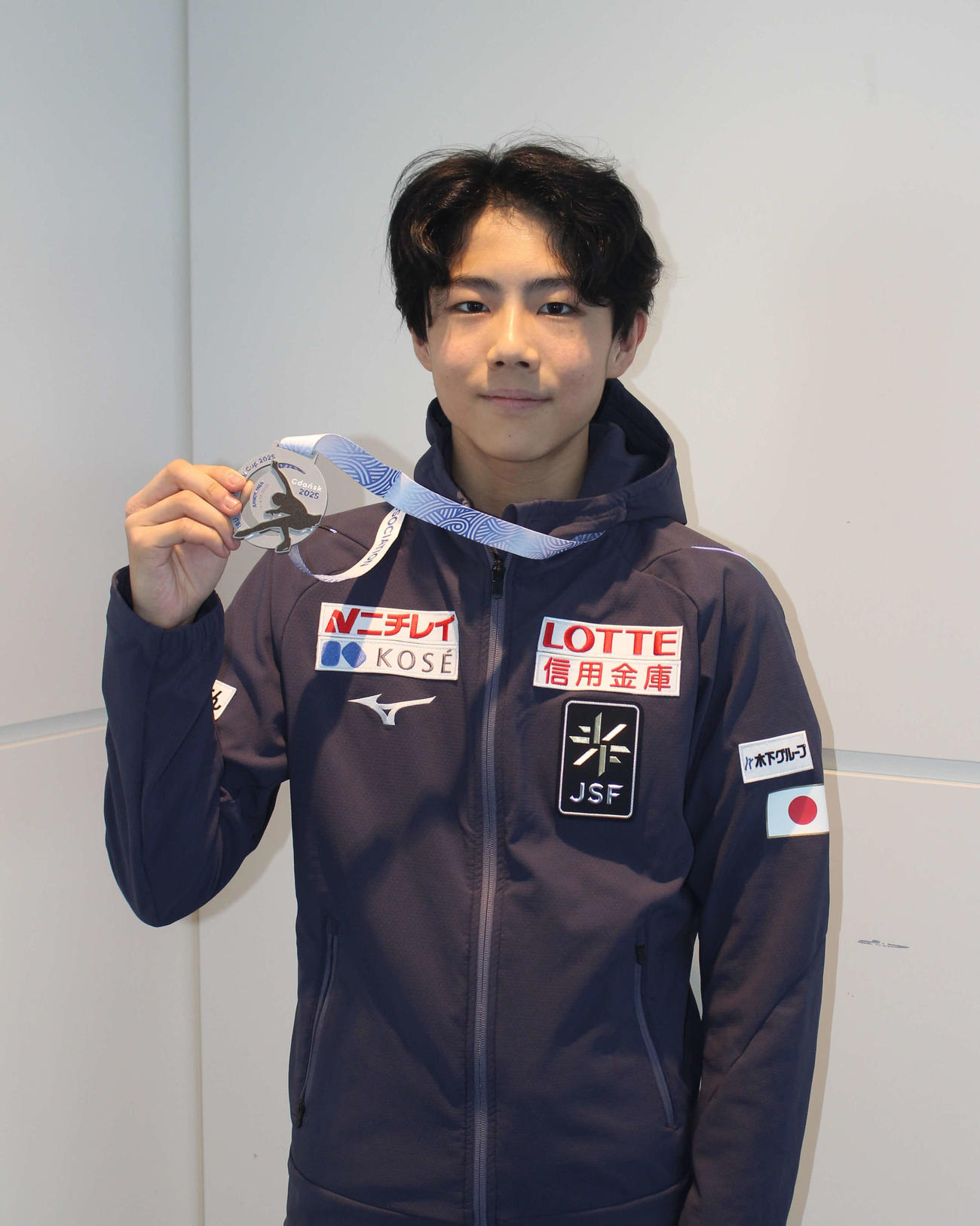 ジュニア・グランプリ（GP）シリーズ第6戦ポーランド大会から帰国し、メダルを掲げる西野太翔（撮影・勝部晃多）