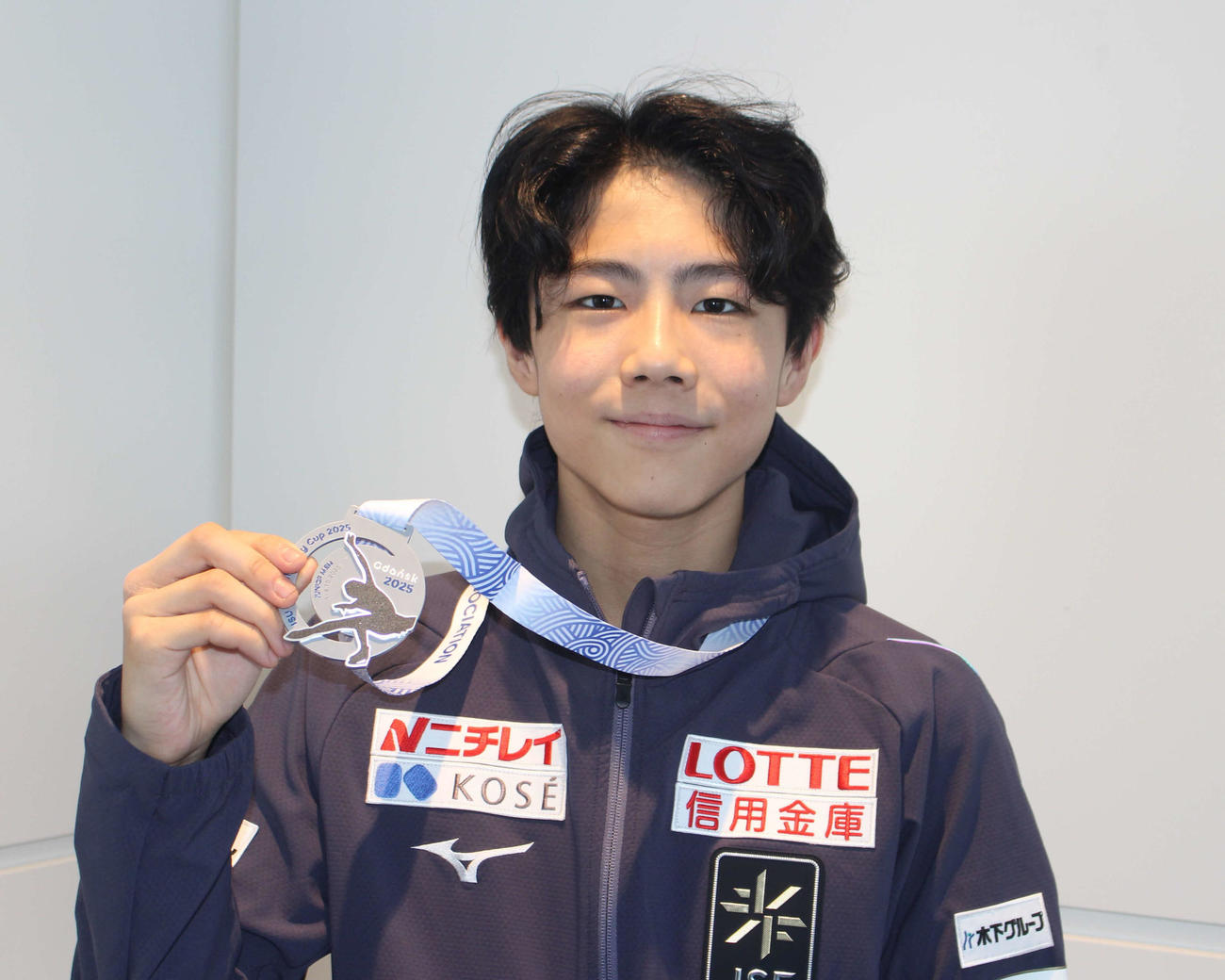 ジュニア・グランプリ（GP）シリーズ第6戦ポーランド大会から帰国し、メダルを掲げる西野太翔（撮影・勝部晃多）