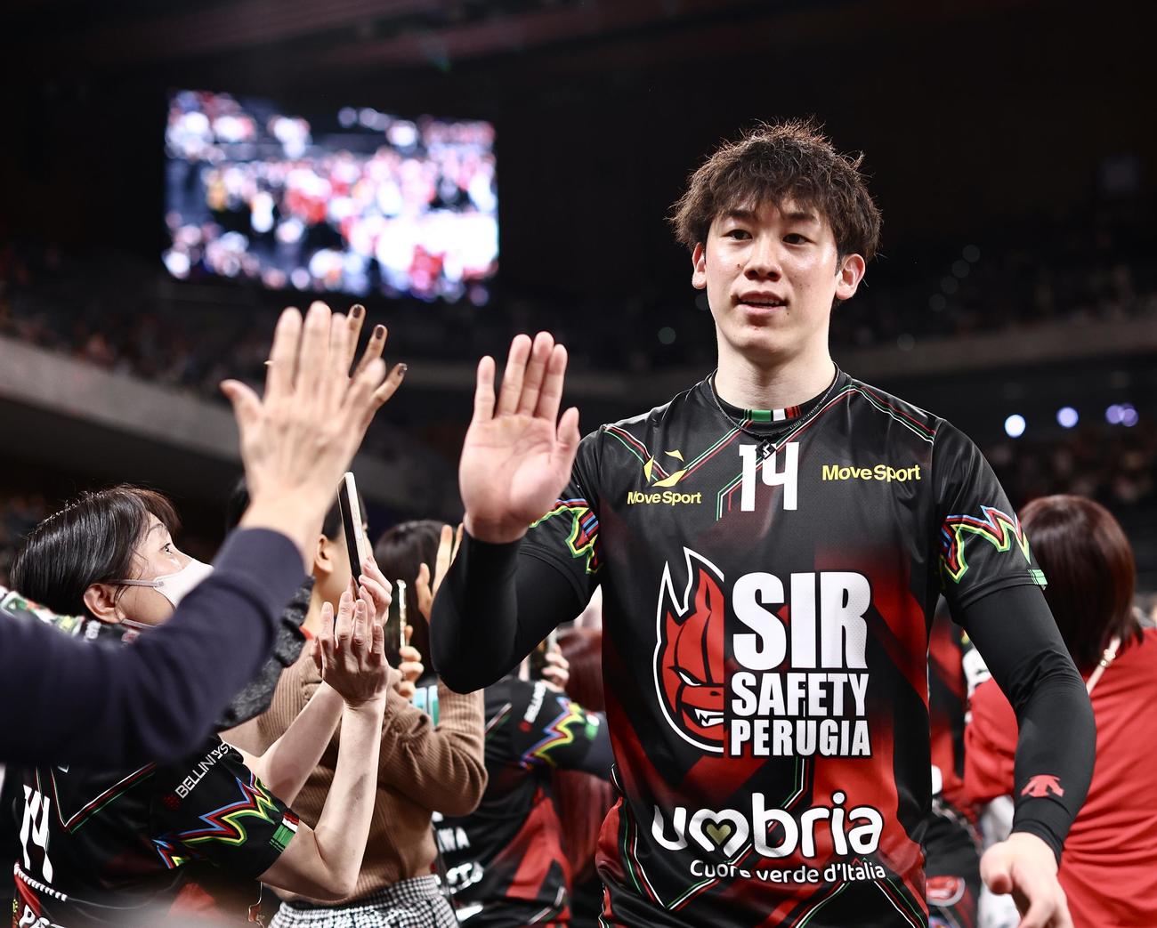 サントリー対ペルージャ　試合後、ファンとタッチを交わしながら引き揚げるペルージャ石川（撮影・河田真司）