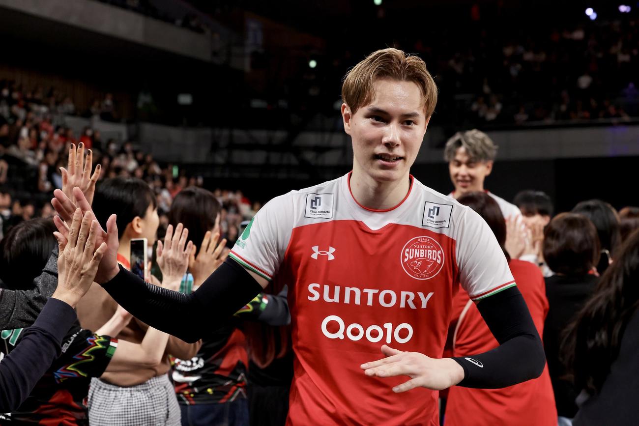 サントリー対ペルージャ　試合後、ファンとタッチを交わしながら引き揚げるサントリー高橋（撮影・河田真司）
