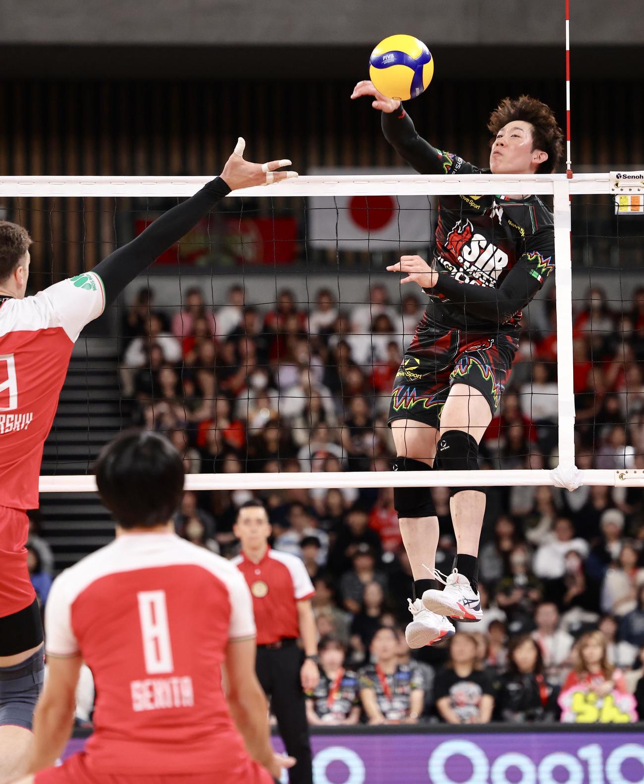 サントリー対ペルージャ　第1セット、スパイクを放つペルージャ石川（撮影・河田真司）
