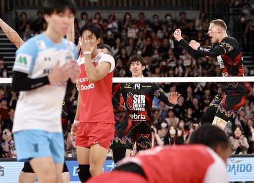 サントリー対ペルージャ　第4セット、サントリーに勝利するペルージャ石川（撮影・河田真司）