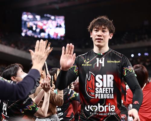 サントリー対ペルージャ　試合後、ファンとタッチを交わしながら引き揚げるペルージャ石川（撮影・河田真司）