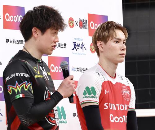 サントリー対ペルージャ　試合後インタビューに答えるペルージャ石川（左）とサントリー高橋（撮影・河田真司）