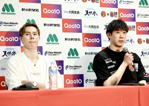サントリー対ペルージャ　試合後会見に臨むサントリー高橋（左）とペルージャ石川（撮影・河田真司）