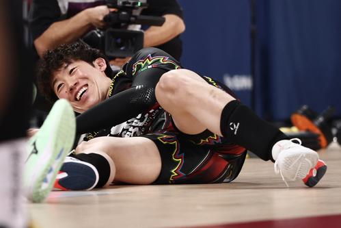 サントリー対ペルージャ　試合前、笑顔でストレッチするペルージャ石川（撮影・河田真司）