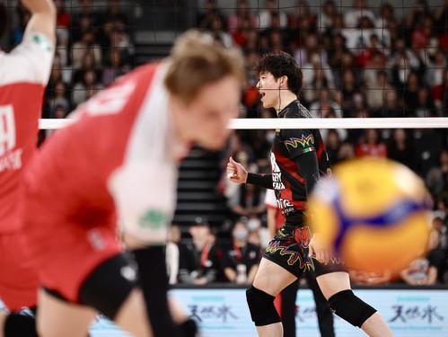 サントリー対ペルージャ　第1セット、ポイントしガッツポーズするペルージャ石川（撮影・河田真司）