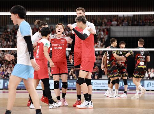 サントリー対ペルージャ　第1セット、ポイントし円陣を組む高橋らサントリーの選手たち（撮影・河田真司）