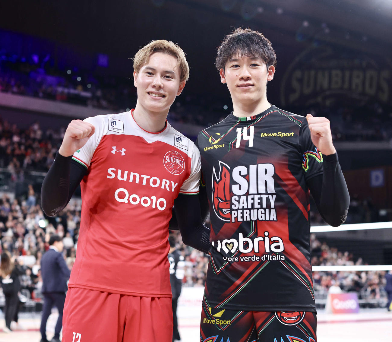 サントリー対ペルージャ　試合後、写真に納まるサントリー高橋（左）とペルージャ石川（撮影・河田真司）