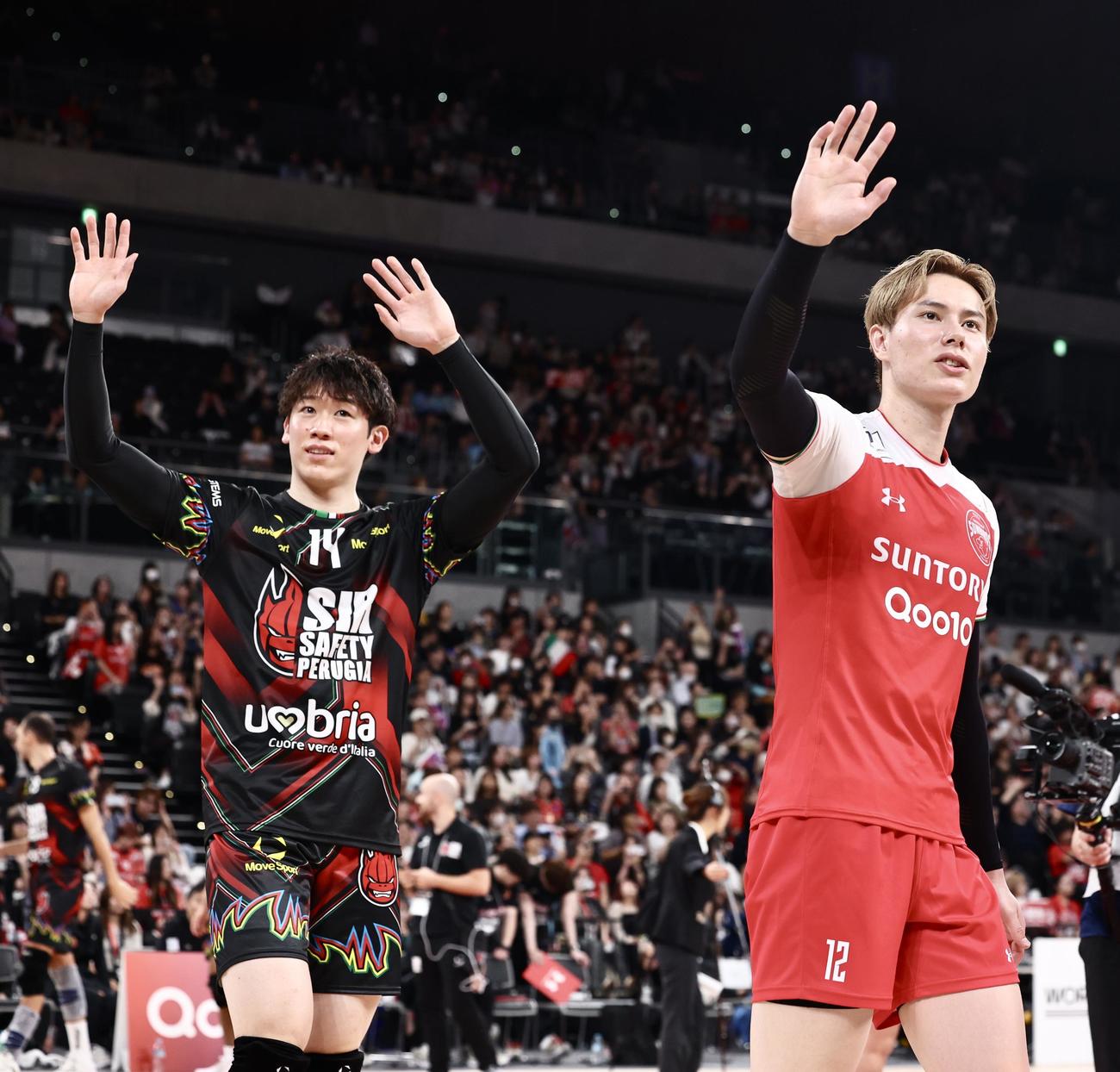 サントリー対ペルージャ　試合後、ファンの声援に応えながら引き揚げるペルージャ石川（左）とサントリー高橋（撮影・河田真司）