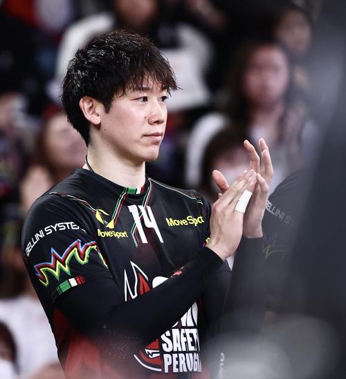 サントリー対ペルージャ　第2セット、試合を見守るペルージャ石川（撮影・河田真司）