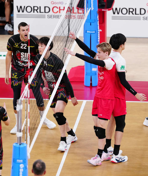 第2セット、得点を決めたペルージャ石川（左から2人目）。同3人目はサントリー高橋藍（撮影・江口和貴）