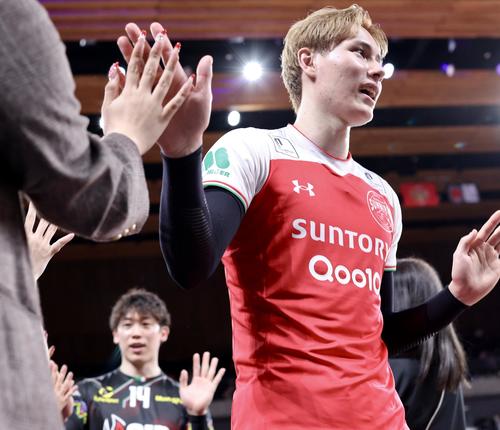 サントリー対ペルージャ　試合後、ファンとタッチを交わすサントリー高橋（手前）とペルージャ石川（撮影・河田真司）