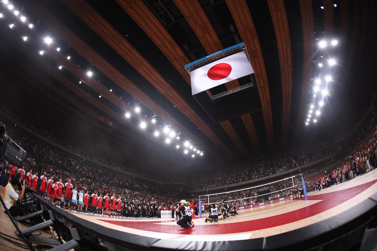 サントリー対ペルージャ　試合前、君が代に臨むサントリー（撮影・河田真司）