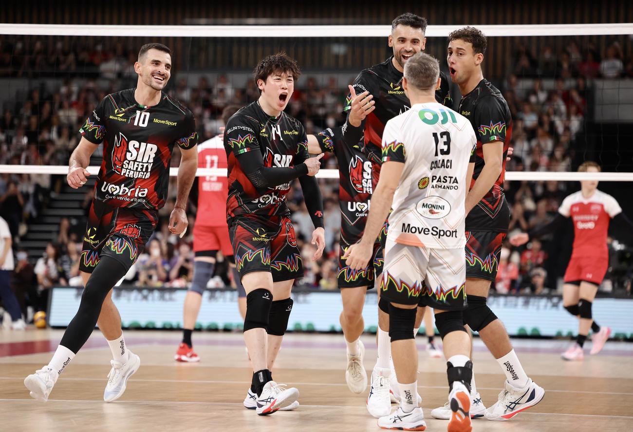 サントリー対ペルージャ　第2セット、ポイントし雄たけびを上げるペルージャ石川（中央）（撮影・河田真司）