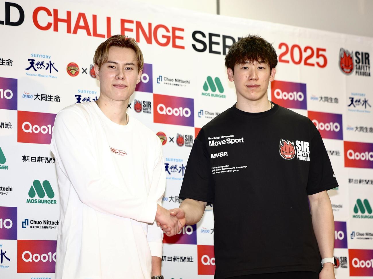 サントリー対ペルージャ　試合後会見で握手を交わすサントリー高橋（左）とペルージャ石川（撮影・河田真司）