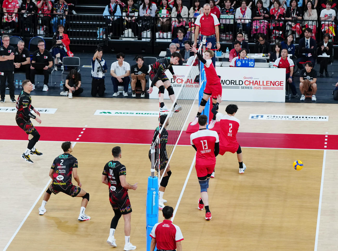 サントリー対ペルージャ　第4セット、スパイクを決めるペルージャの石川（左奥）。右奥はサントリーの高橋藍（撮影・江口和貴）