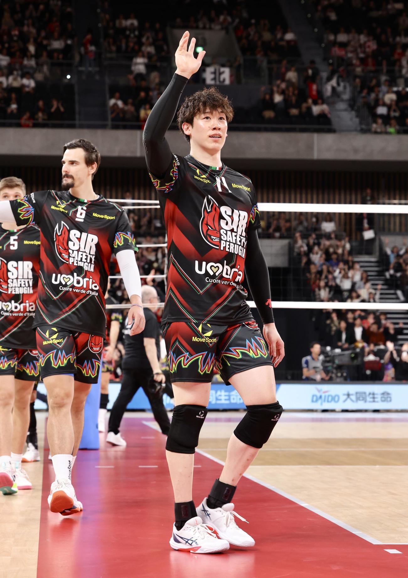 サントリー対ペルージャ　試合後、ファンの声援に応えながら引き揚げるペルージャ石川（撮影・河田真司）
