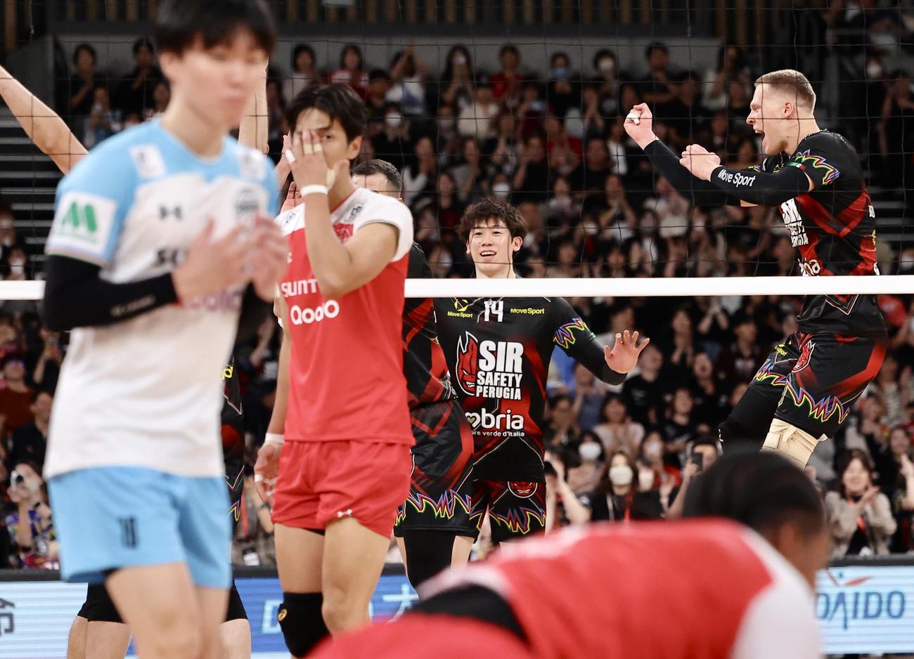 サントリー対ペルージャ　第4セット、サントリーに勝利するペルージャ石川（撮影・河田真司）
