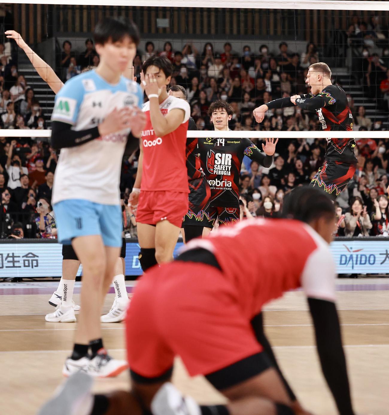 サントリー対ペルージャ　第4セット、サントリーに勝利するペルージャ石川（撮影・河田真司）