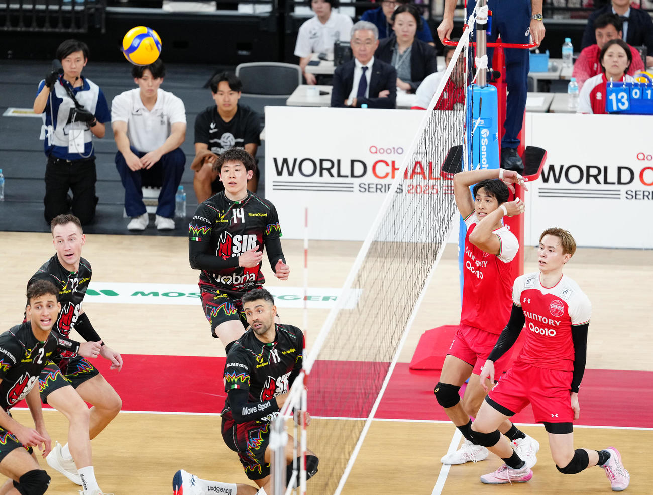 サントリー対ペルージャ　第2セットに臨むペルージャの石川（左奥）とサントリーの高橋藍（右手前）（撮影・江口和貴）