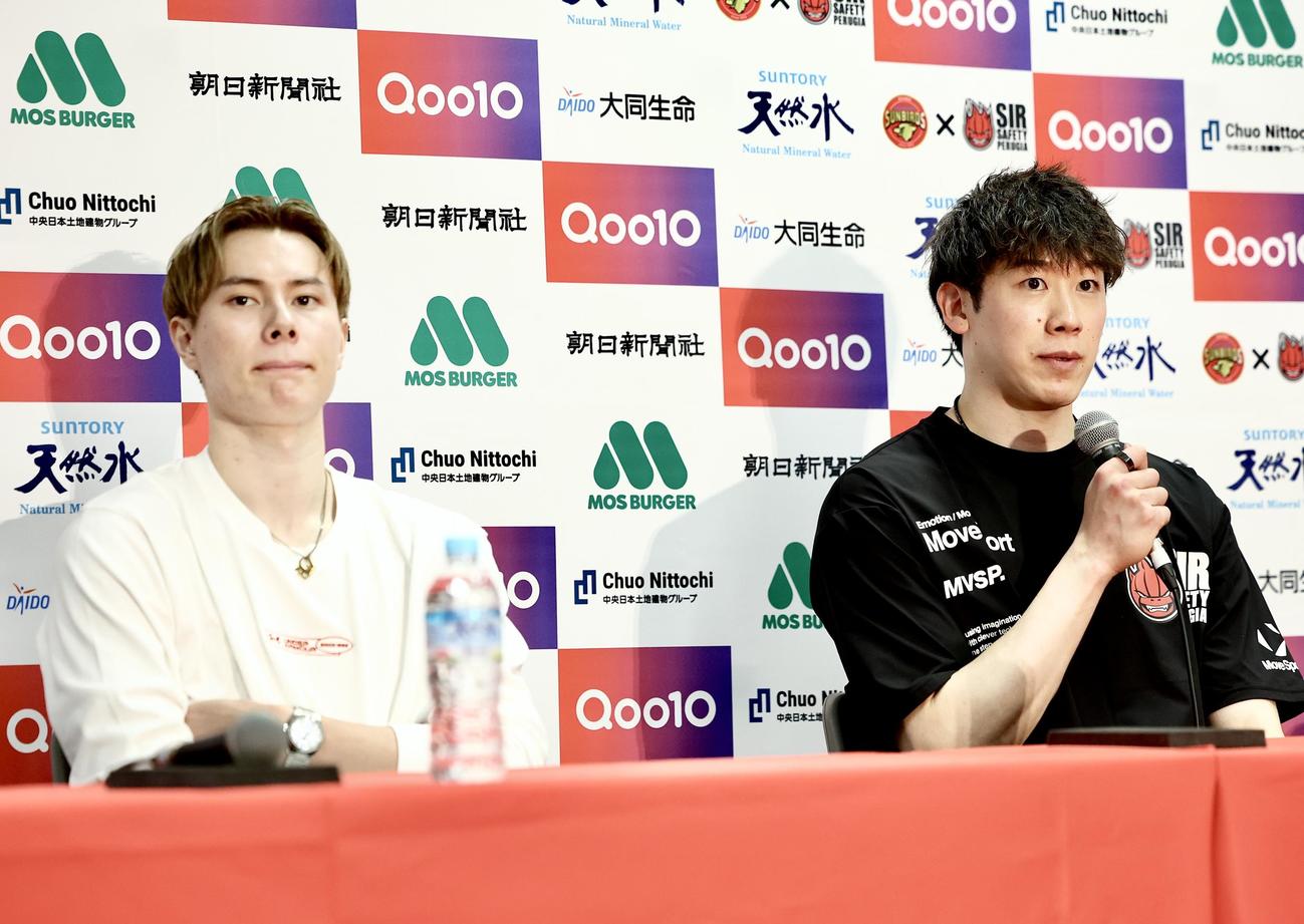 サントリー対ペルージャ　試合後会見に臨むサントリー高橋（左）とペルージャ石川（撮影・河田真司）