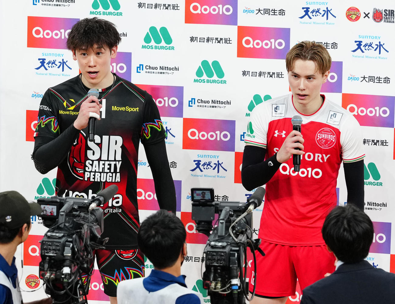 サントリー対ペルージャ　試合後、インタビューを受けるペルージャの石川（左）とサントリーの高橋藍（撮影・江口和貴）