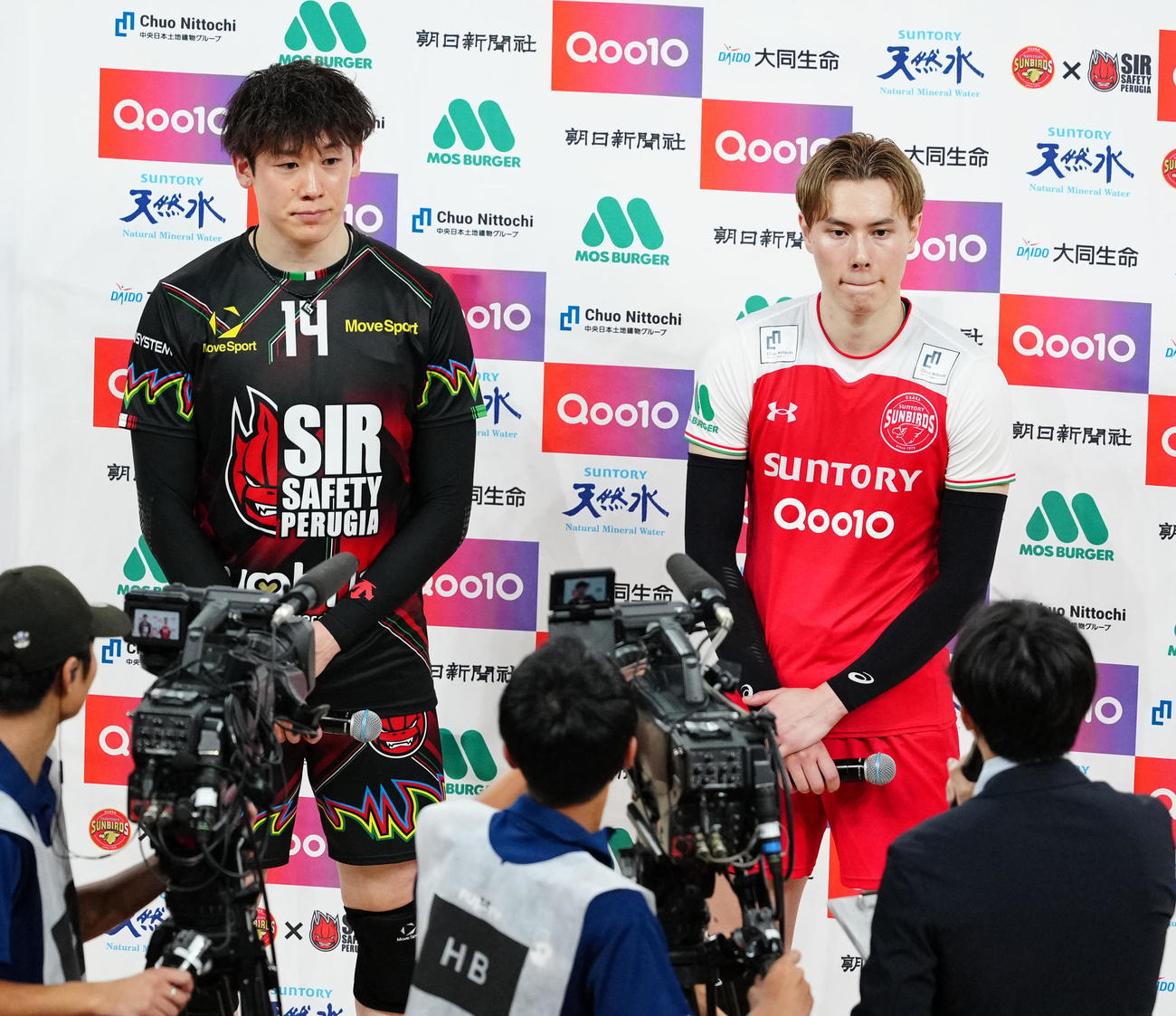 サントリー対ペルージャ　試合後、インタビューを受けるペルージャの石川（左）とサントリーの高橋藍（撮影・江口和貴）