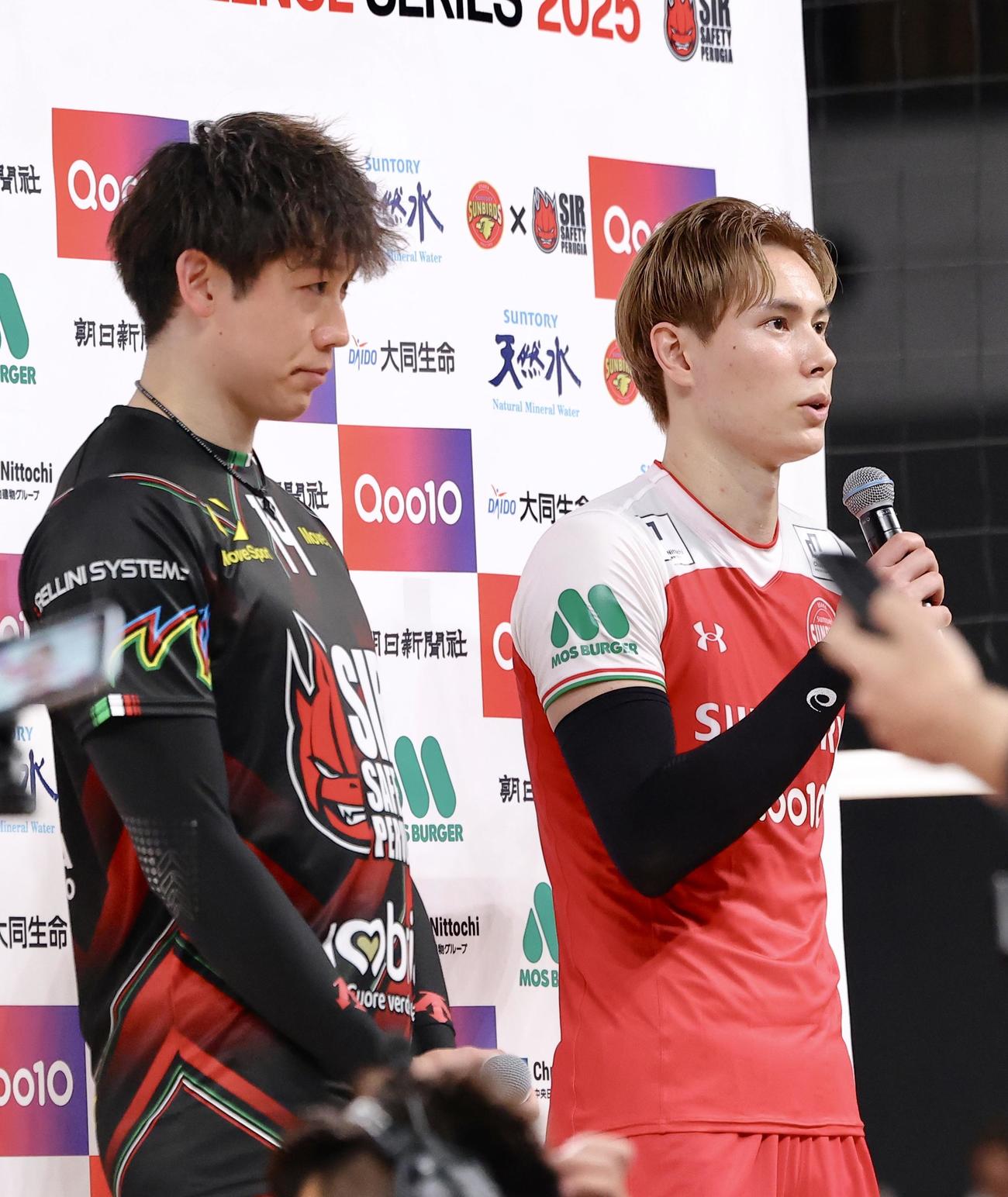 サントリー対ペルージャ　試合後インタビューに答えるペルージャ石川（左）とサントリー高橋（撮影・河田真司）