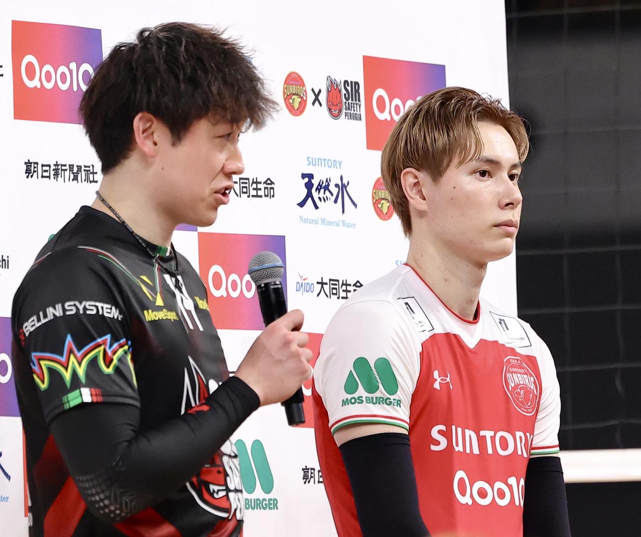 サントリー対ペルージャ　試合後インタビューに答えるペルージャ石川（左）とサントリー高橋（撮影・河田真司）