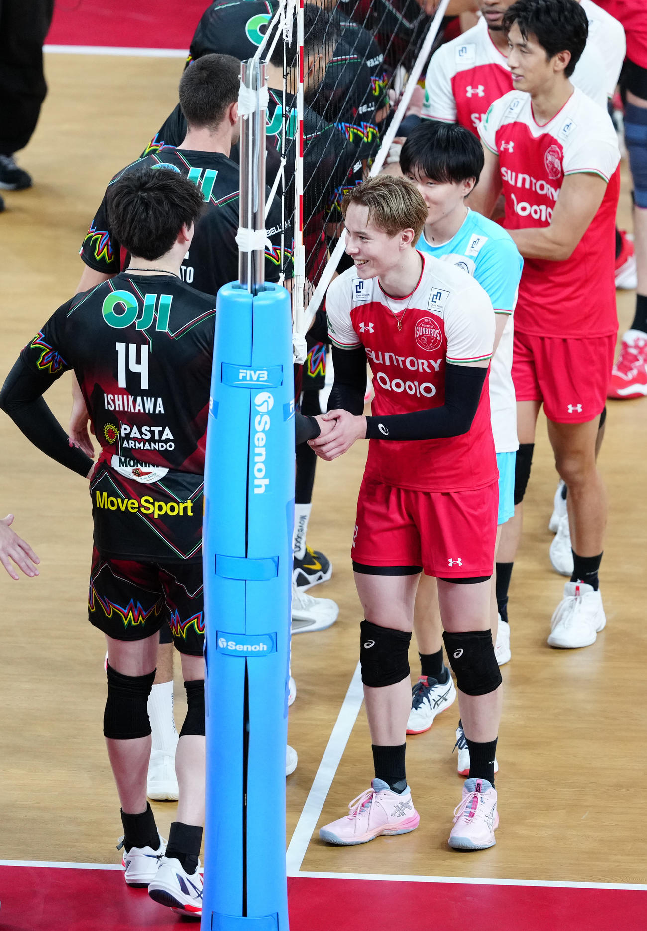サントリー対ペルージャ　試合後、ペルージャの石川（手前左）と握手を交わすサントリーの高橋藍（撮影・江口和貴）