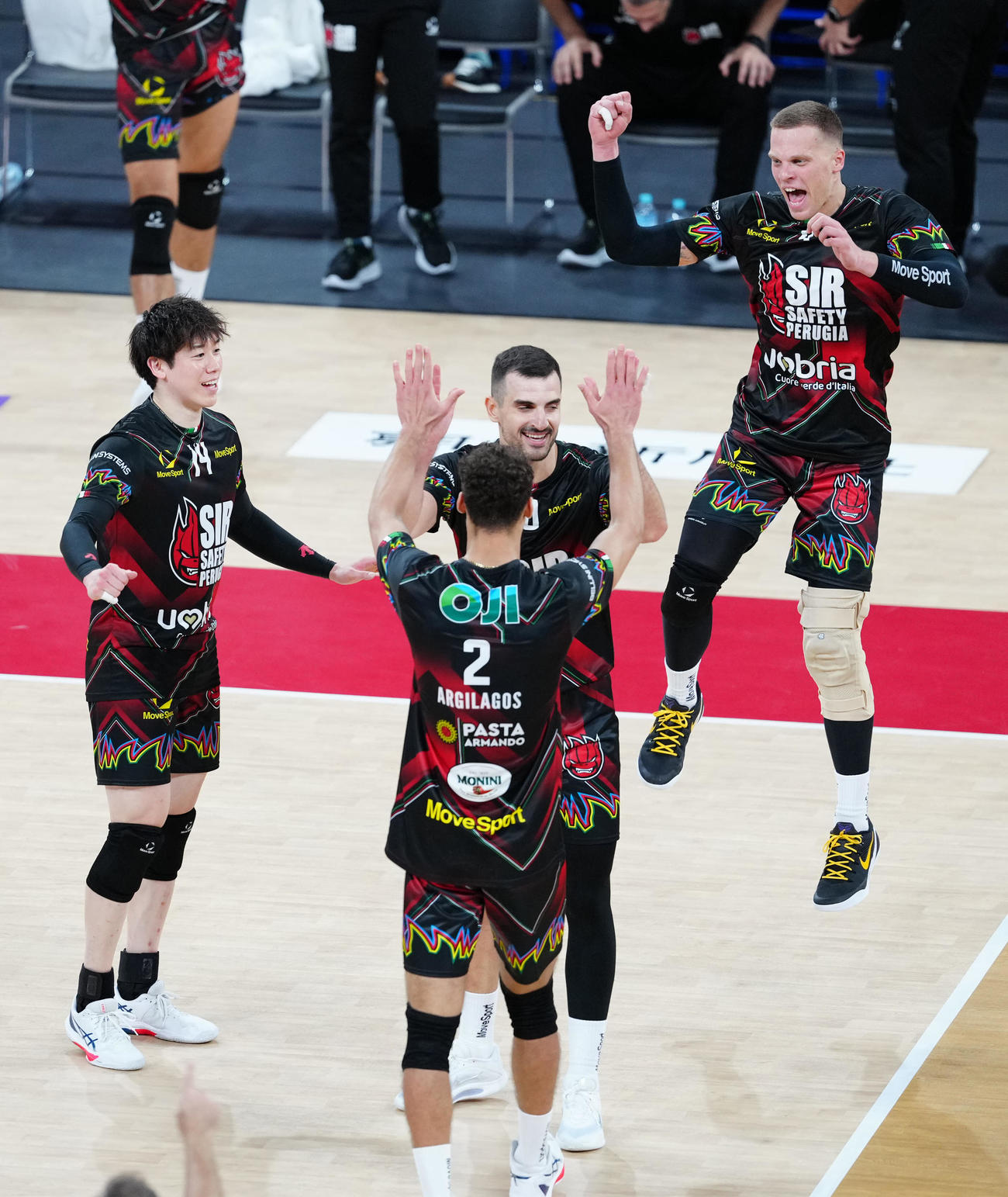 サントリー対ペルージャ　第4セット、サントリーに勝利し、喜ぶ石川（左）らペルージャの選手たち（撮影・江口和貴）