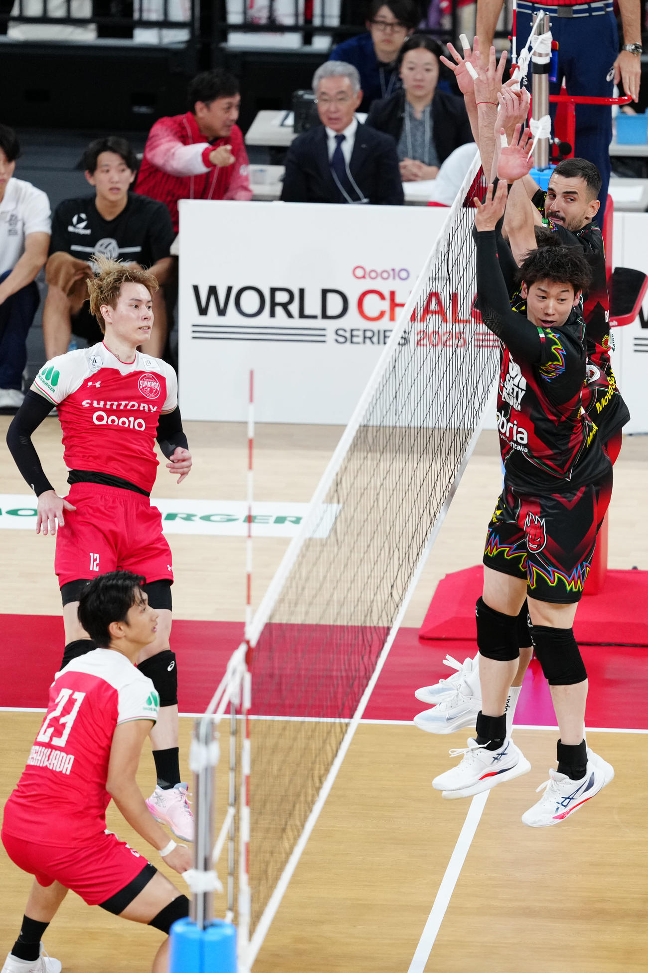 サントリー対ペルージャ　第1セット、スパイクを放つサントリーの高橋藍（左奥）。右手前はペルージャの石川（撮影・江口和貴）