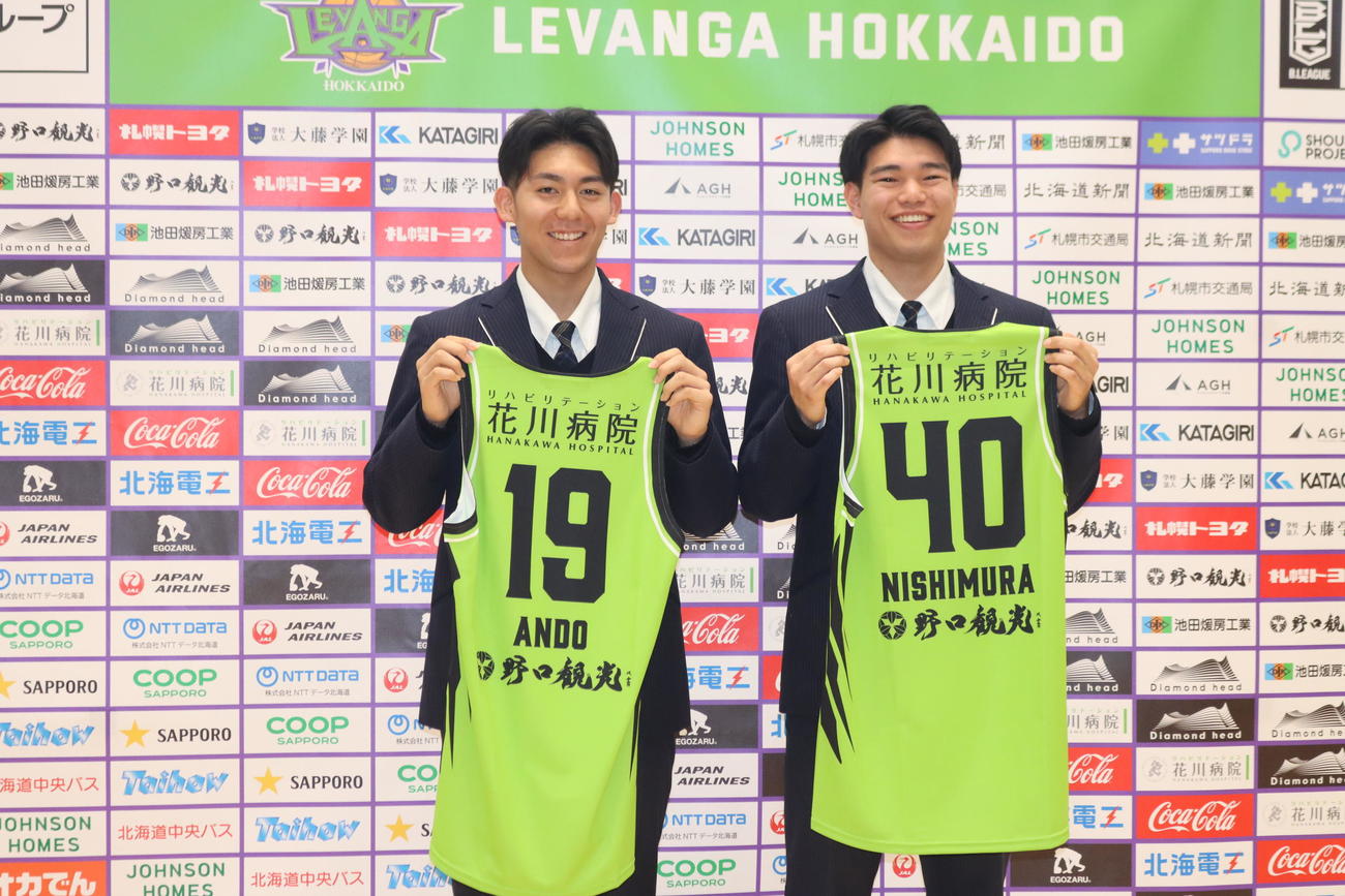 ユース育成特別枠で選手登録されたレバンガ北海道U18の安藤（左）と西村（撮影・保坂果那）