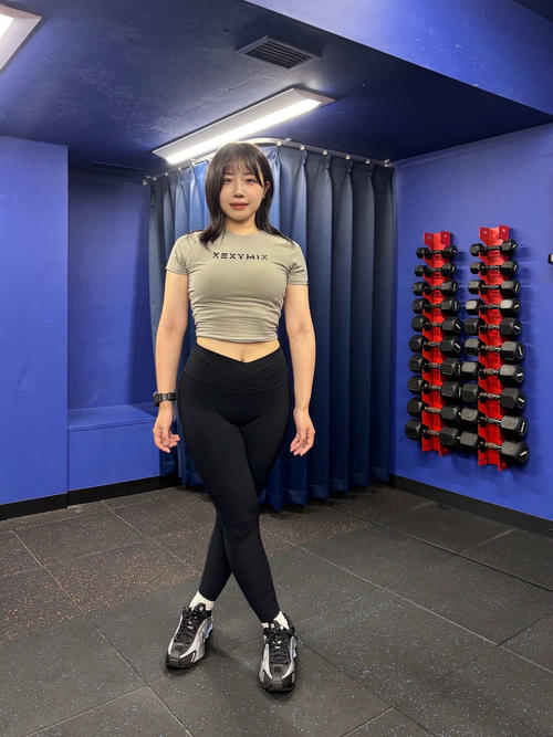 足をクロスさせ、内側に向けて力をいれる