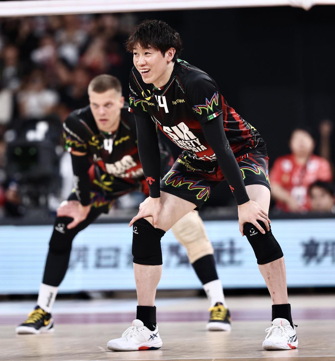 サントリー対ペルージャ　第1セット、コートに入るペルージャ石川（撮影・河田真司）