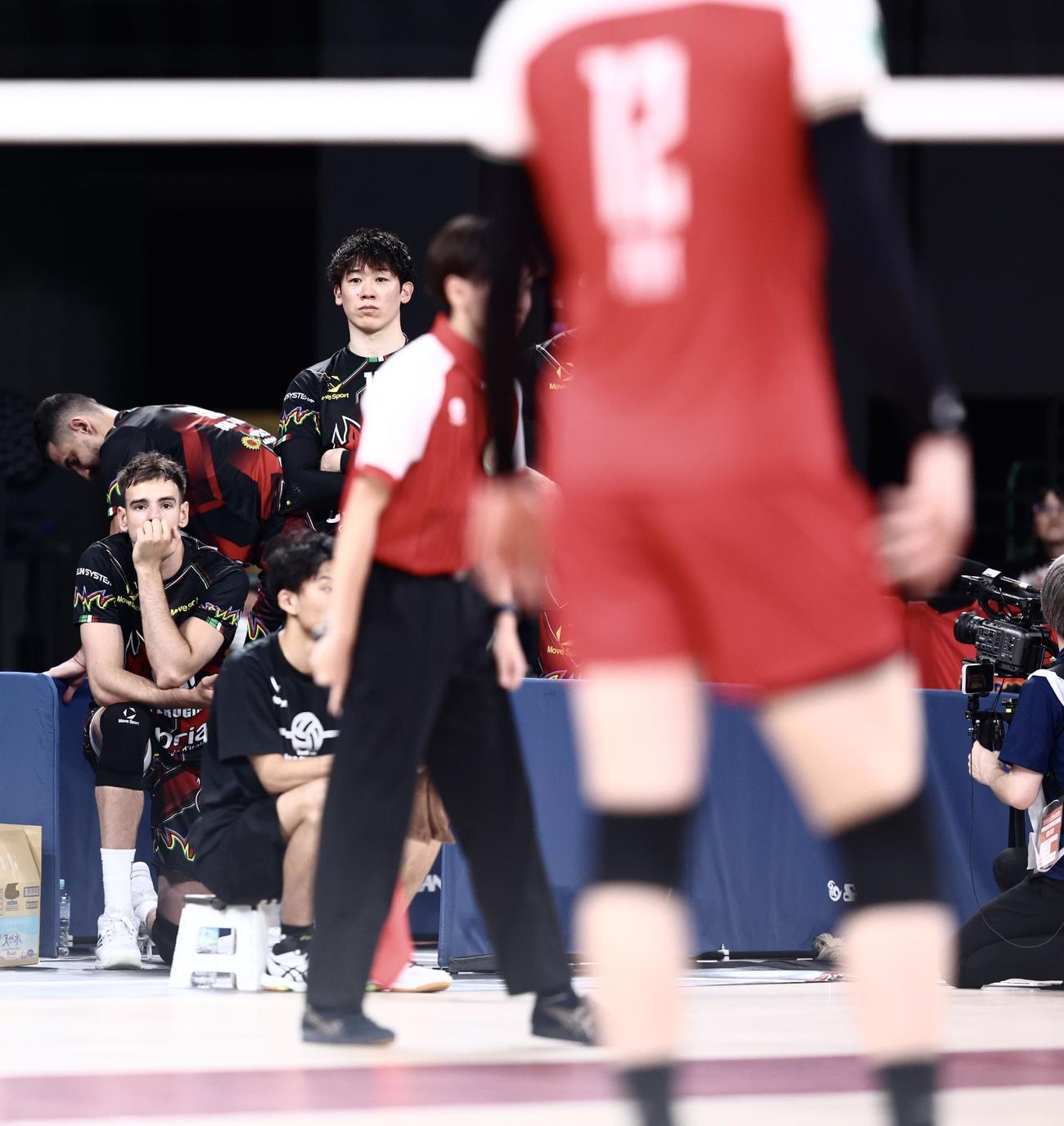 サントリー対ペルージャ　第3セット、試合を見守るペルージャ石川（撮影・河田真司）