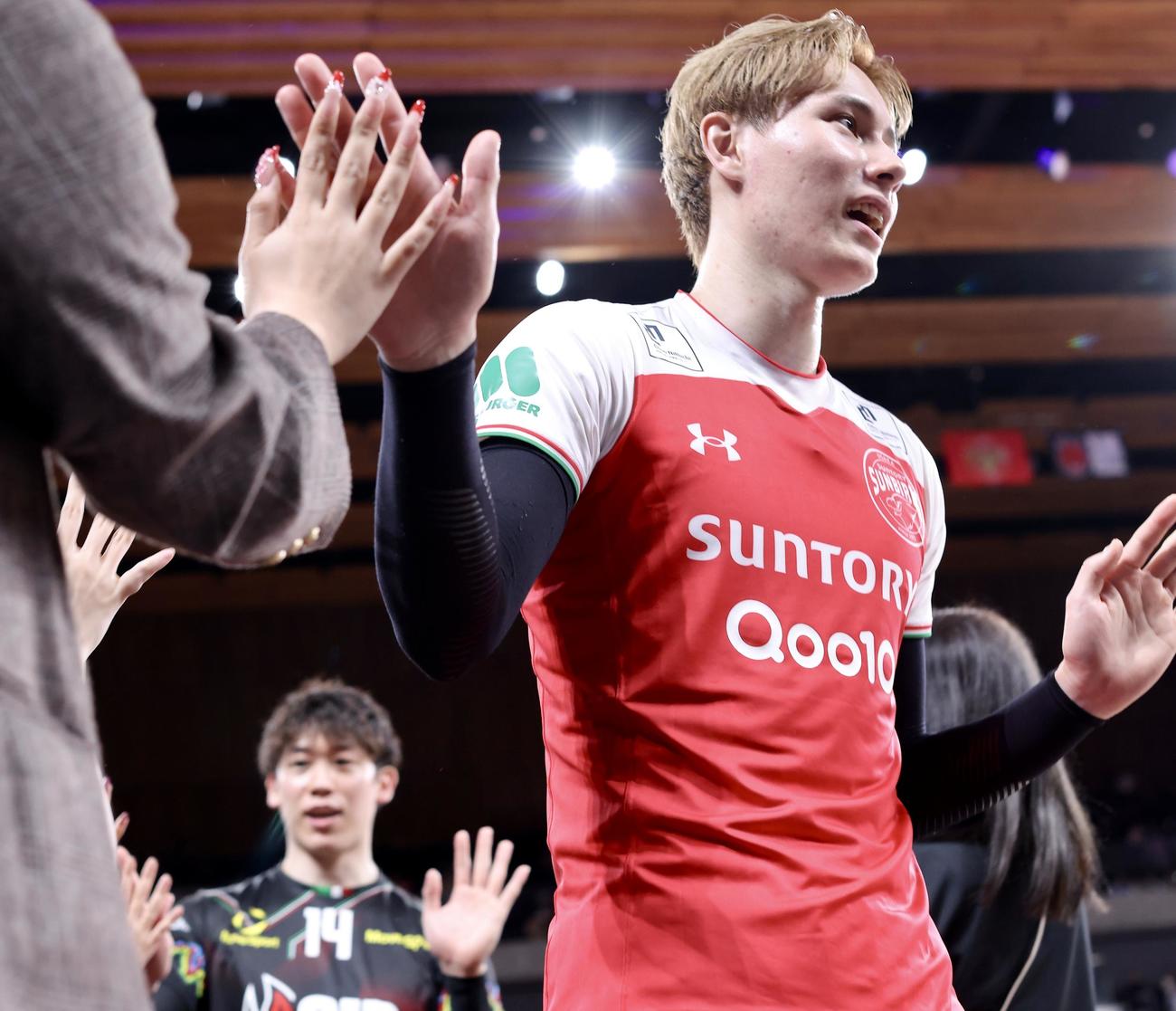 サントリー対ペルージャ　試合後、ファンとタッチを交わすサントリー高橋（手前）とペルージャ石川（撮影・河田真司）