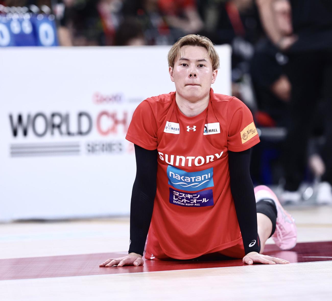 サントリー対ペルージャ　試合前、ウオーミングアップするサントリー高橋（撮影・河田真司）