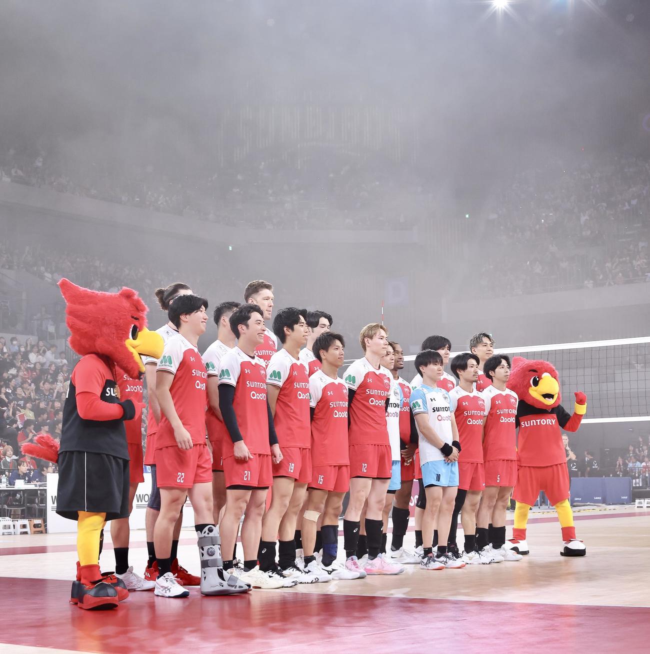サントリー対ペルージャ　試合前、集合写真に納まる高橋（中央）らサントリーの選手たち（撮影・河田真司）