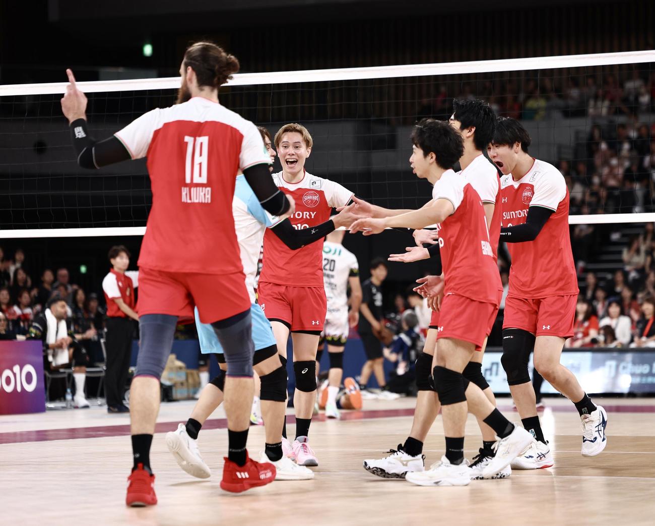 サントリー対ペルージャ　第3セット、ポイントし円陣を組むサントリー（撮影・河田真司）