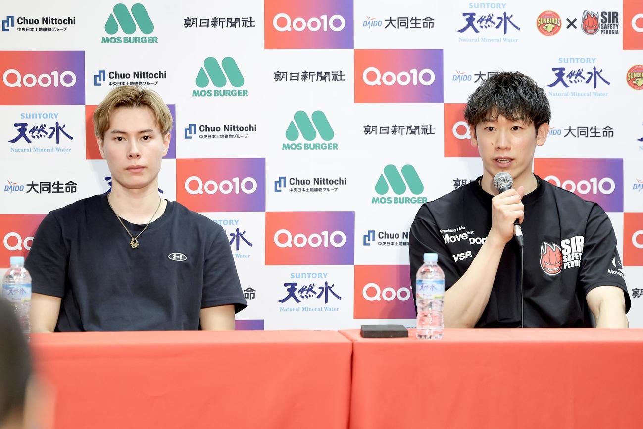 サントリー対ペルージャ　試合後会見に臨むサントリー高橋（左）とペルージャ石川（撮影・河田真司）