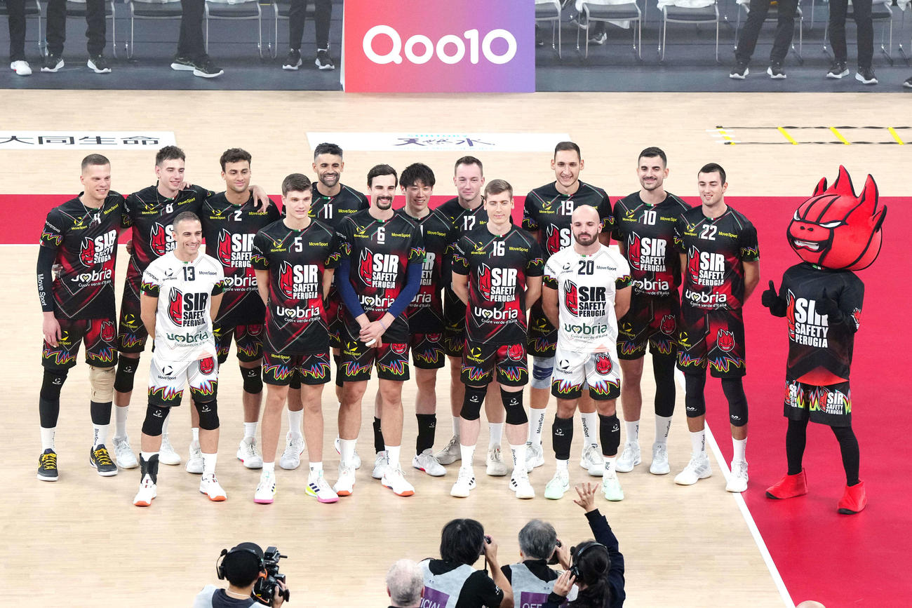 サントリー対ペルージャ　試合前、集合写真に納まる石川（左から8人目）らペルージャの選手たち（撮影・江口和貴）