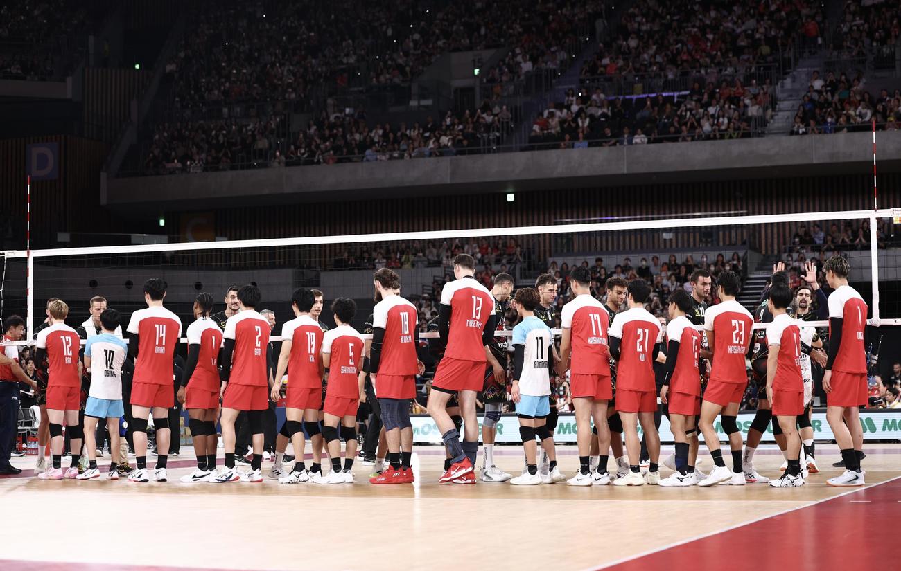 サントリー対ペルージャ　試合を終えあいさつする両チーム（撮影・河田真司）