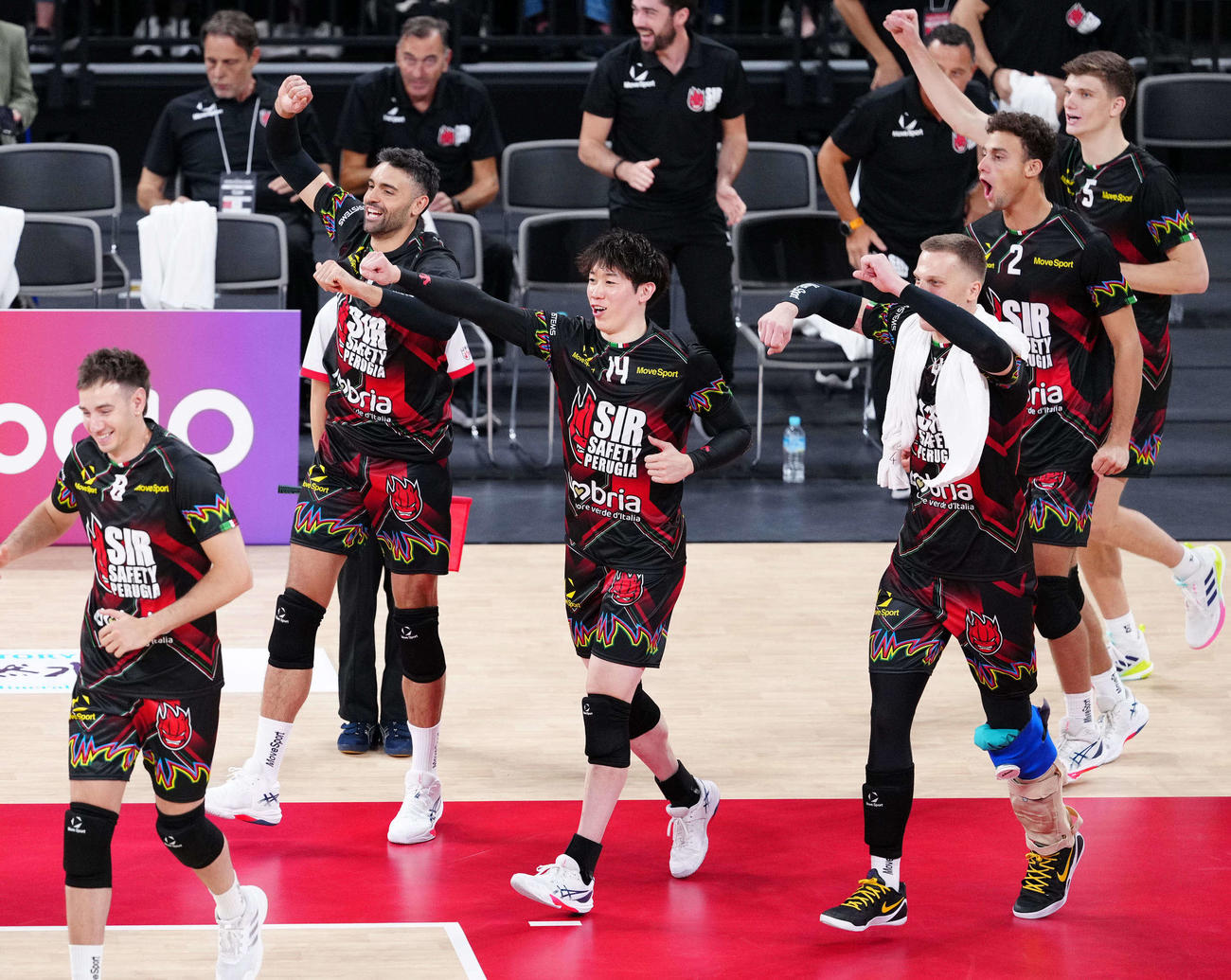 サントリー対ペルージャ　サントリーにストレート勝ちし喜ぶ石川（中央）らペルージャの選手たち（撮影・江口和貴）