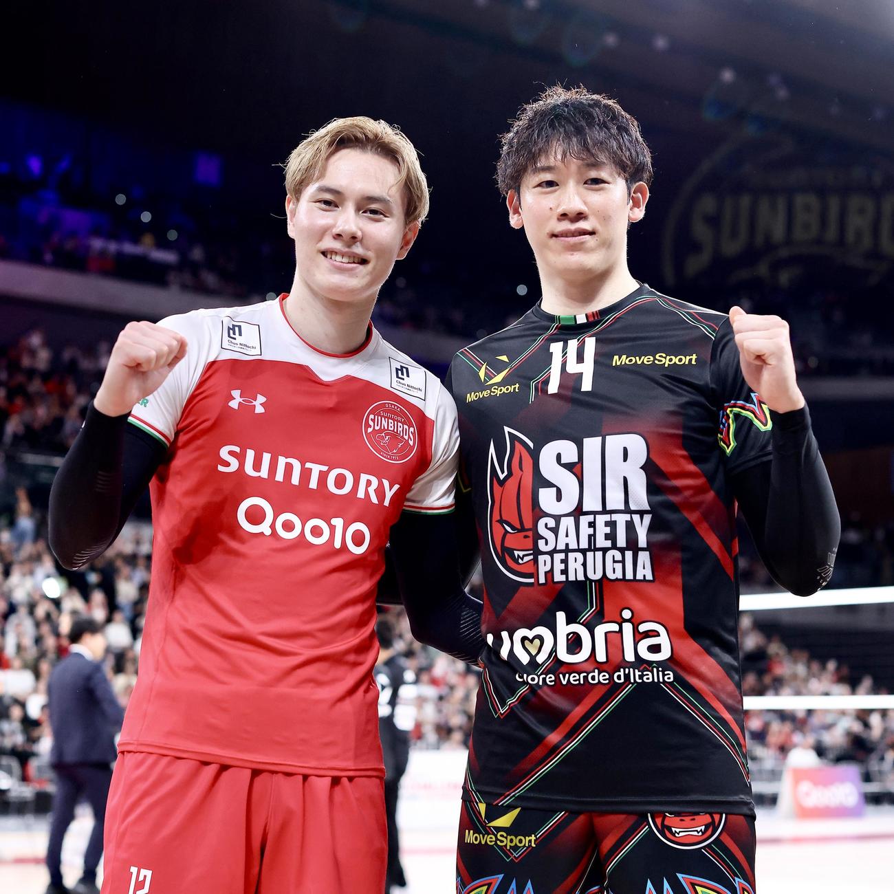 サントリー対ペルージャ　試合後、写真に納まるサントリー高橋（左）とペルージャ石川（撮影・河田真司）