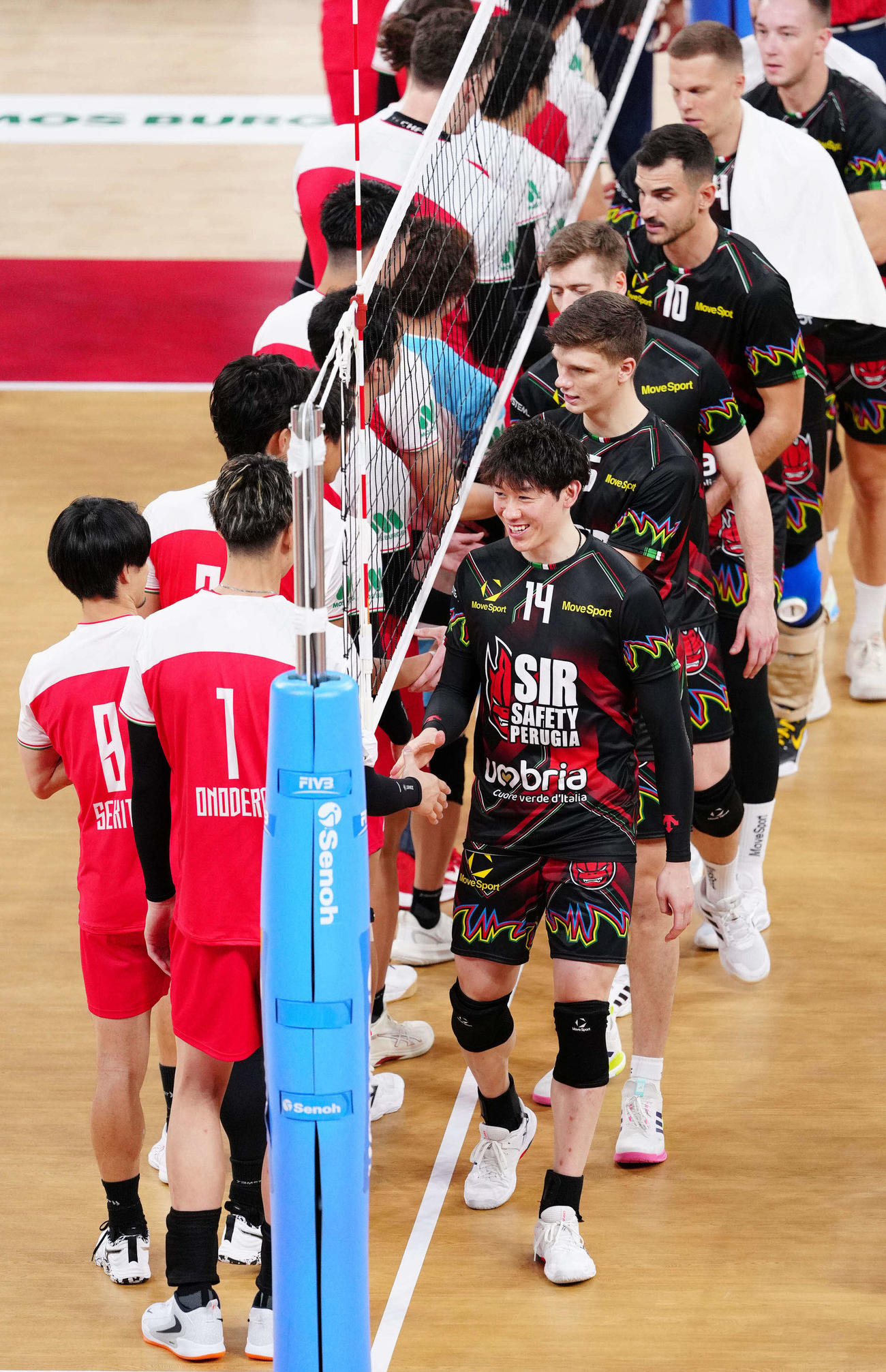 サントリー対ペルージャ　試合後、サントリーの選手たちと握手を交わすペルージャ石川（右手前）（撮影・江口和貴）