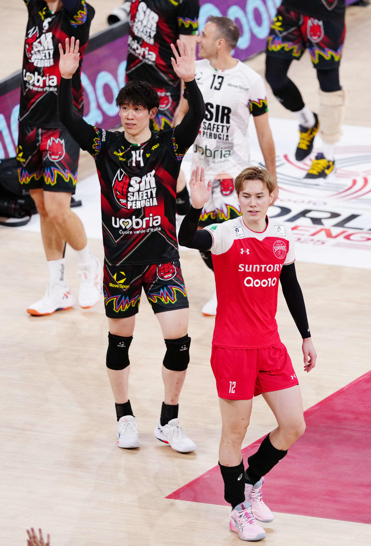 サントリー対ペルージャ　試合後、場内1周するサントリー高橋藍（右）とペルージャ石川（撮影・江口和貴）