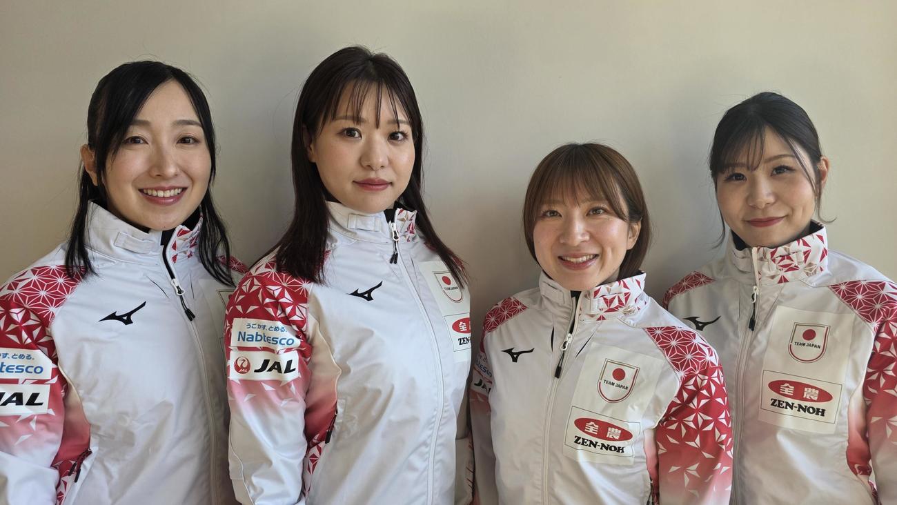カーリングのパンコンチネンタル選手権に臨む女子日本代表のロコ・ソラーレ（C）JCA